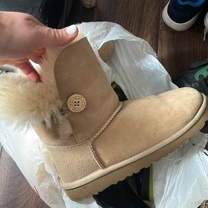Single Bailey button Uggs girls size 2 beige (womens size 4)